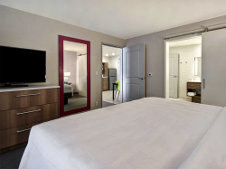 1 King Bed, Hearing Accessible Suite - Non-Smoking